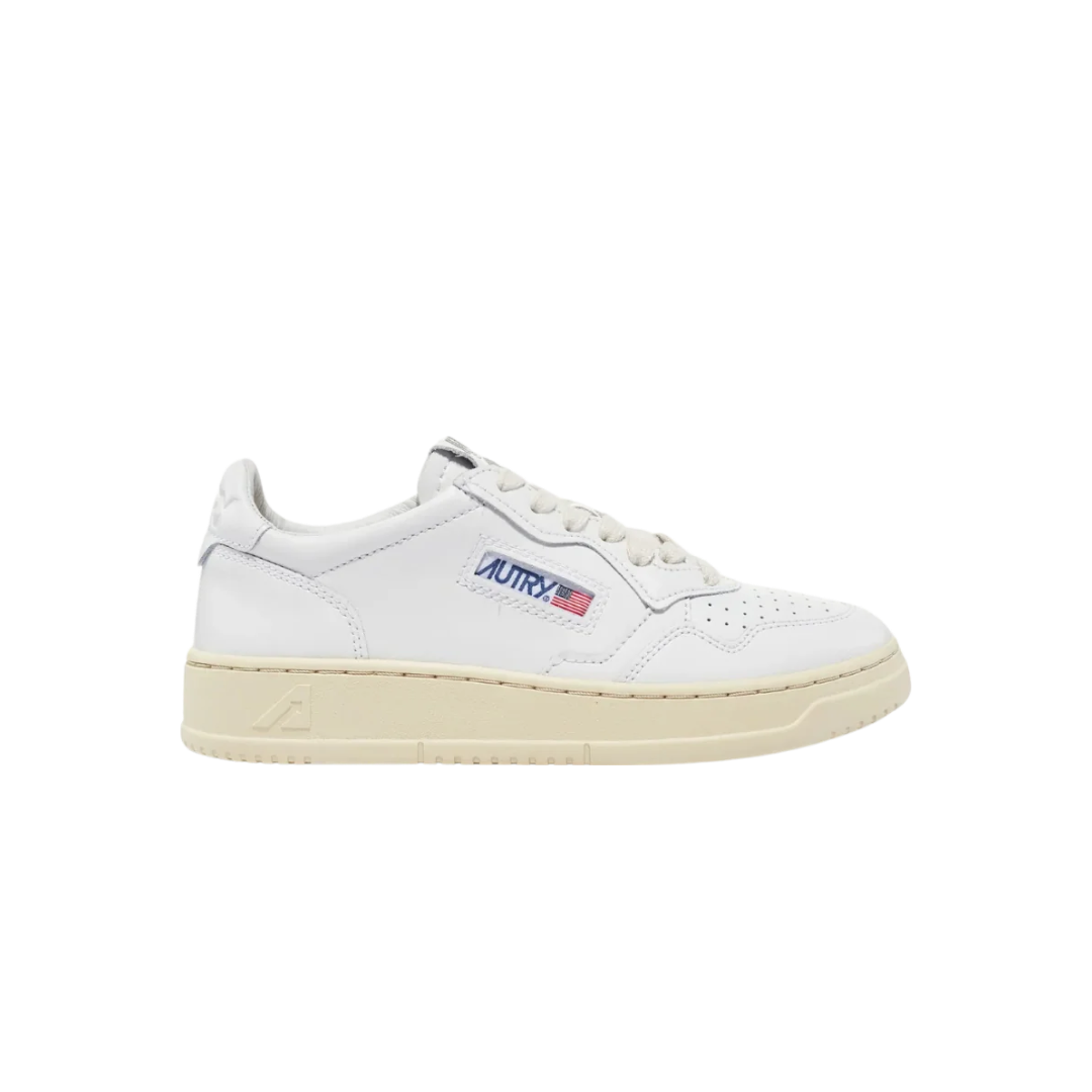 Autry Medalist Low Sneakers White Leather – low-top unisex sneakers featuring premium white leather upper, perforated detailing for breathability, cushioned insole for comfort, rubber outsole for durability, classic retro design ideal for casual and streetwear fashion