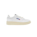 Autry Medalist Low Sneakers White Leather – low-top unisex sneakers featuring premium white leather upper, perforated detailing for breathability, cushioned insole for comfort, rubber outsole for durability, classic retro design ideal for casual and streetwear fashion